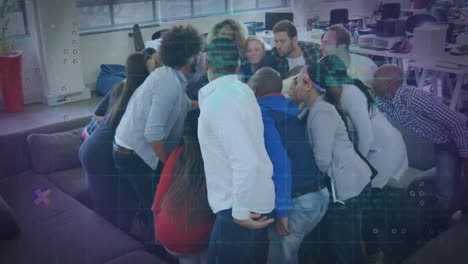 formas abstractas y procesamiento de datos contra diversos colegas de oficina apilando las manos en la oficina
