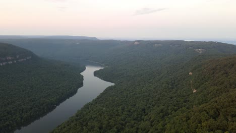 Vista-Aérea-Del-Río-Tennessee-Cerca-De-Chattanooga-Y-El-Desierto-Circundante