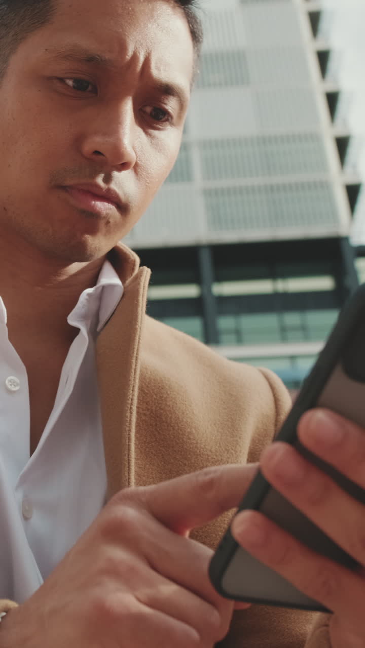 Uomo che usa lo smartphone in città