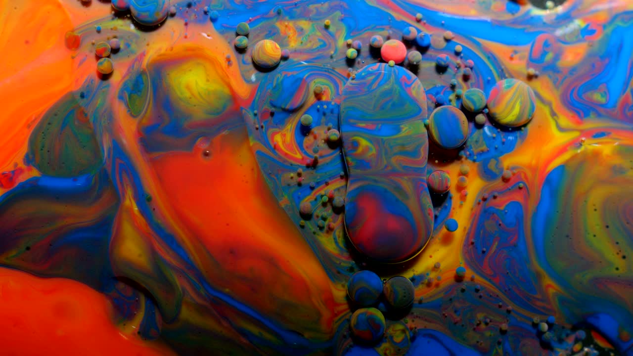movimiento lento colores brillantes burbujas de aceite hermosa pintura color del universo moviéndose multicolor de cerca. pintura acrílica. fantástica superficie hipnótica. abstracto pintura de colores burbujas estructura de metamorfosis