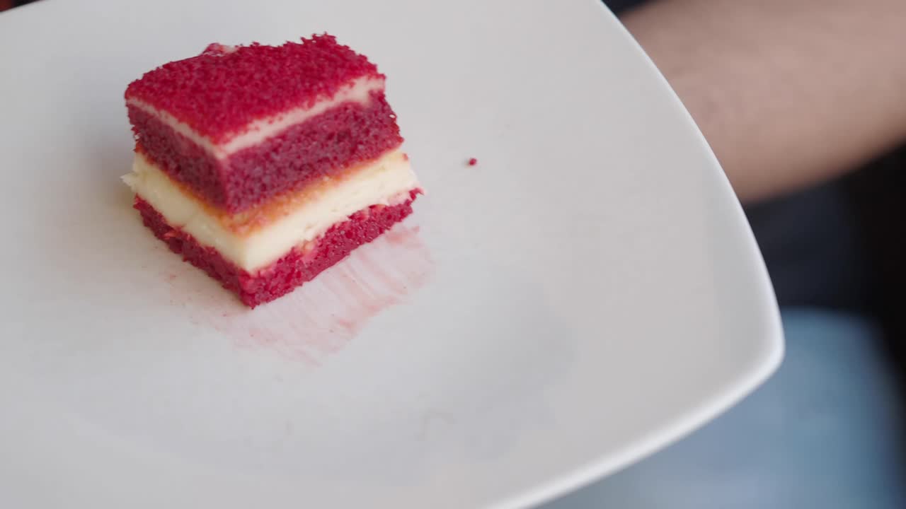 은 벨 케이크 조각