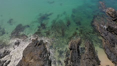 Drohnenaufnahmen-Von-Wunderschönem-Strand-Und-Klarem-Türkisfarbenem-Wasser