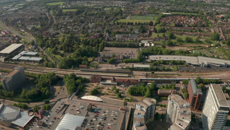 Toma-Aérea-Sobre-El-Tren-Que-Llega-A-La-Estación-De-Basingstoke.