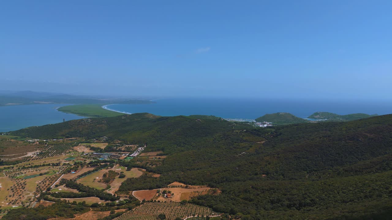 laguna cinematográfica de monte argentario, frente al antiguo casco antiguo de orbetello cerca del parque natural maremma en toscana, italia cerca de grosseto en verano con cielo azul