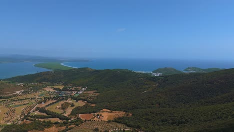 Filmische-Lagune-Monte-Argentario,-Mit-Blick-Auf-Die-Antike-Altstadt-Orbetello-In-Der-Nähe-Des-Naturparks-Maremma-In-Der-Toskana,-Italien-In-Der-Nähe-Von-Grossetto-Im-Sommer-Mit-Blauem-Himmel