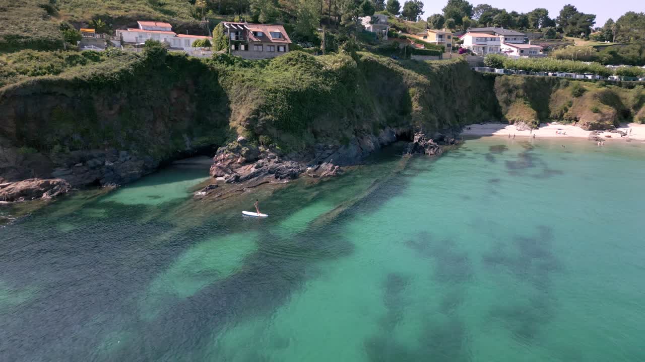 절벽 과 해변 이 있는  ⁇ 은 재드 물 위 의  ⁇ 도 영상