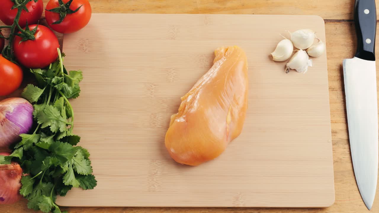 preparación de pecho de pollo crudo