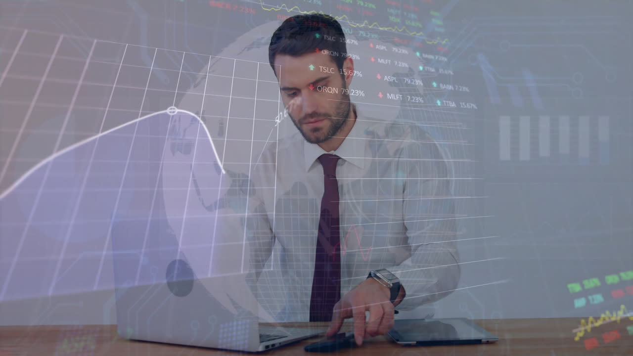 animación del procesamiento de datos financieros sobre el empresario caucásico en el cargo