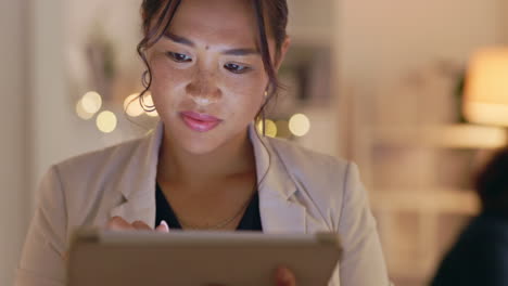 tableta digital, noche y mujer de negocios en la oficina