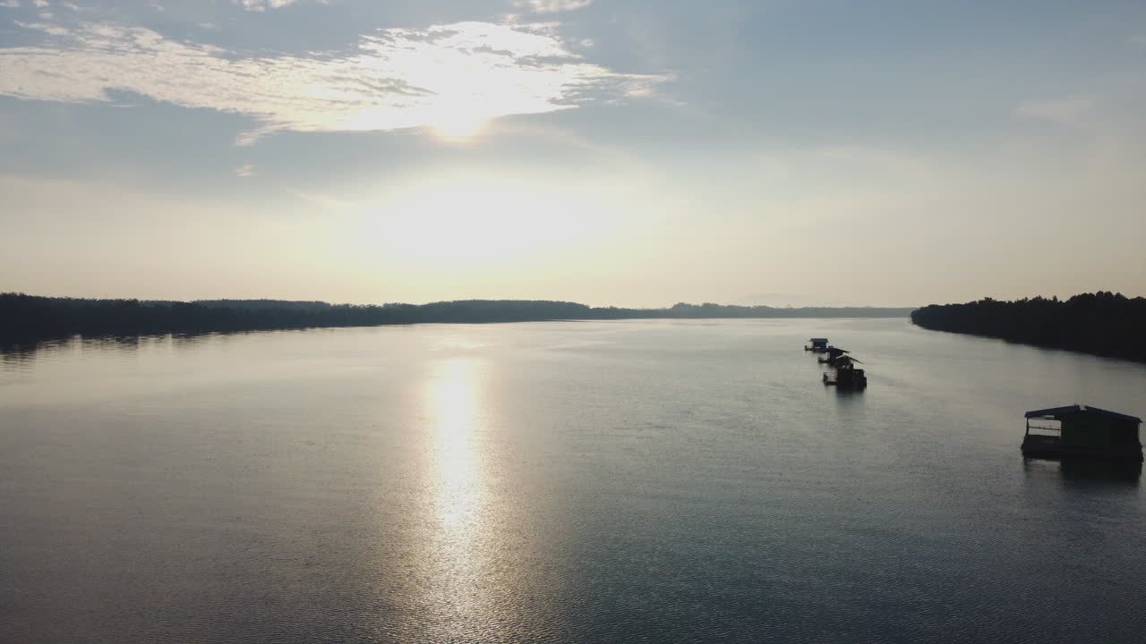 아침에 떠 있는 집, 말레이시아와 함께 바간 랄랑 강 무인 항공기 보기
