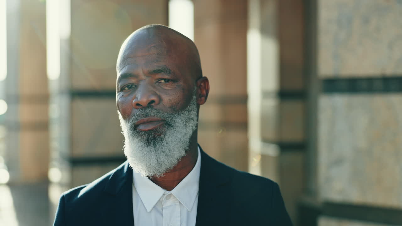 cara feliz, hombre negro maduro y ceo en la ciudad