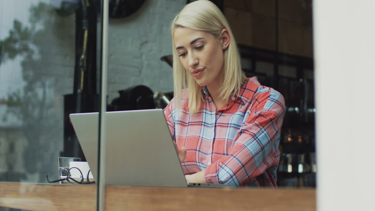 카페에서 화상 통화를 하는 웃는 여자