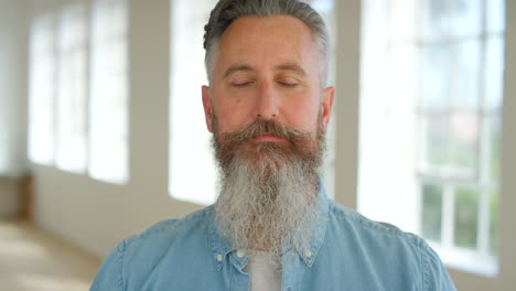 retrato de un hombre con barba