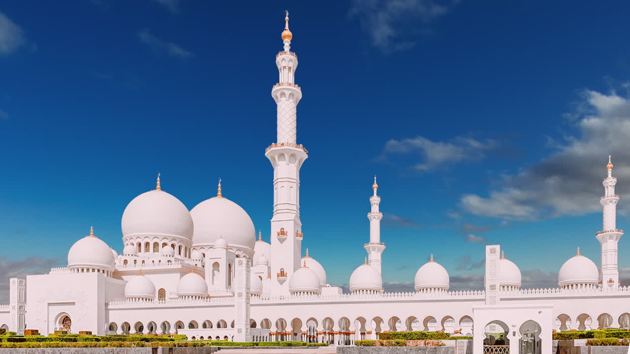 Moschea, musulmano, arabo, architettura mediorientale, religione, islam, edificio islamico moderno, cupola, minareto, monumento di Dubai, moschea sacra, nuvole, effetto di sostituzione del cielo in timelapse