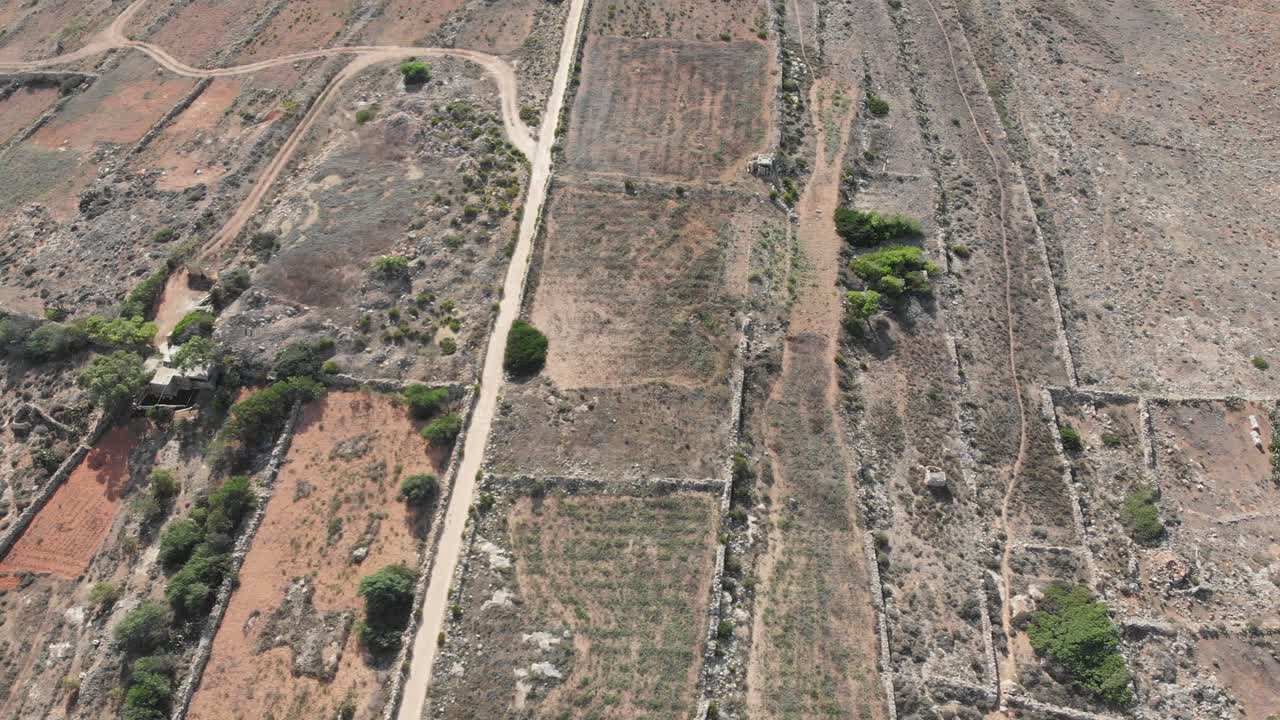 video aéreo de drones del norte de malta cerca de la torre ghajn znuber