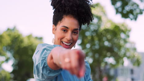 cara, diversión y gesto con una mujer negra señalando