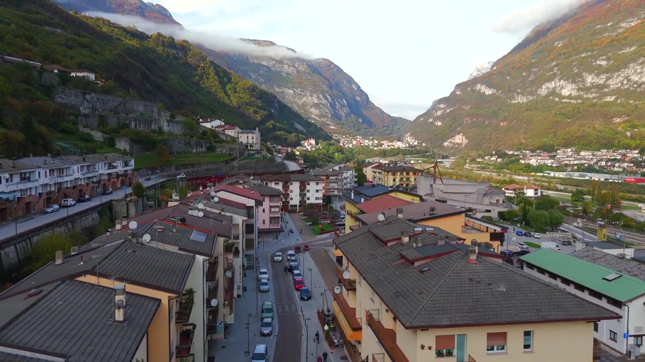 Splendide vedute aeree danno vita alla bellezza unica di Longarone
