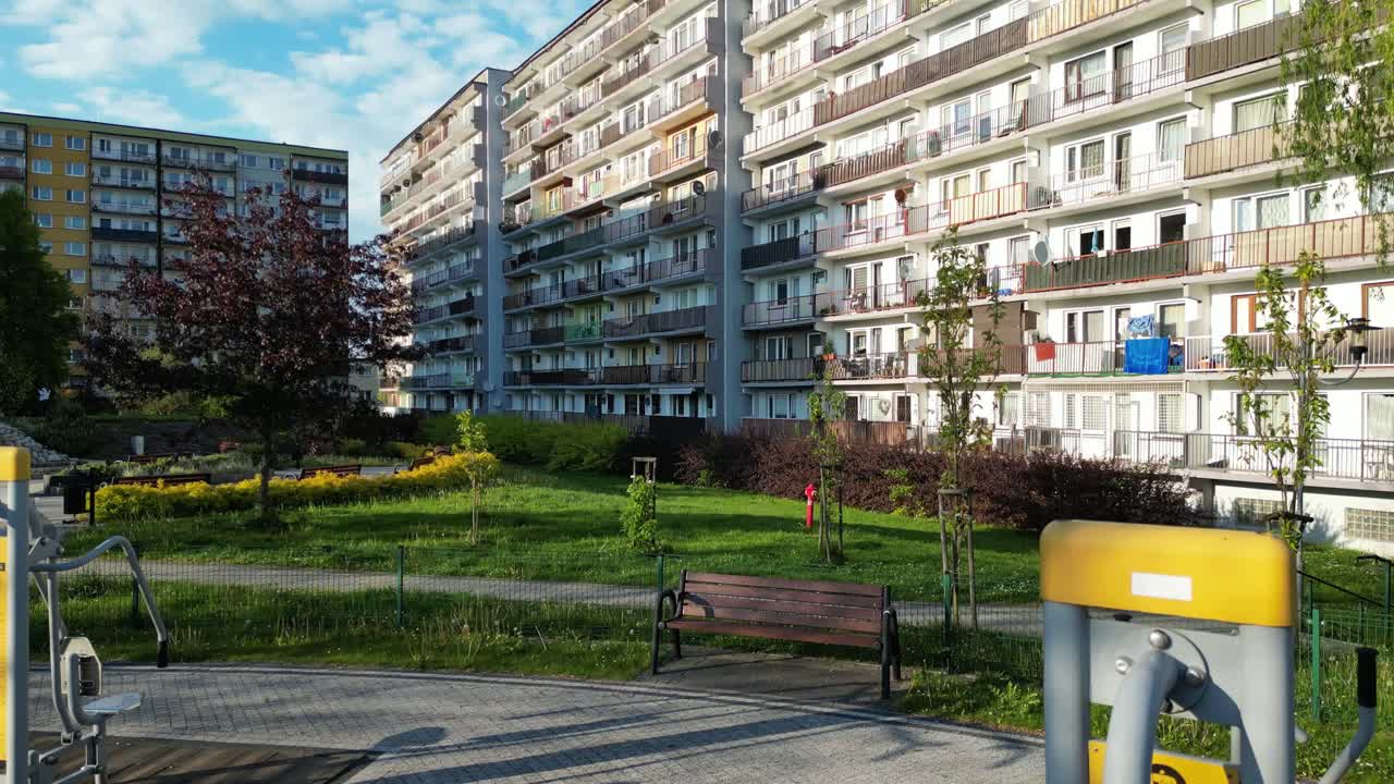 푸른 하늘 아래 울창한 초록색, 풀과 나무로 둘러싸인 아름다운 여름날의 주거 지역