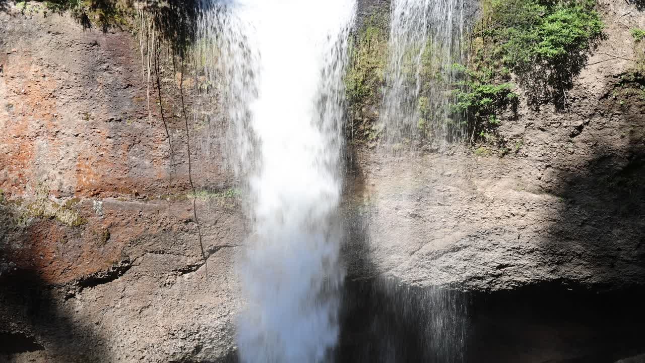 바위 절벽 아래로 떨어지는 물