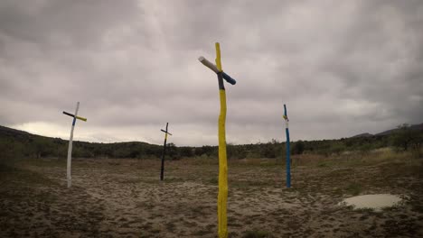 lapso de tiempo de nubes oscuras que pasan sobre cuatro cruces de colores en tierra santa apache