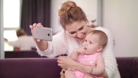 Schöne-Frau-Macht-Selfie-Mit-Baby.-Mutter-Mit-Kind-Macht-Handyfoto