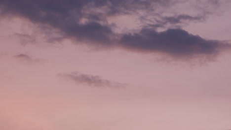 magnífica puesta de sol con nubes moviéndose en reversa durante la otra hora