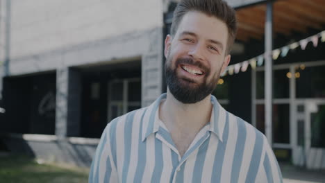 hombre sonriendo al aire libre