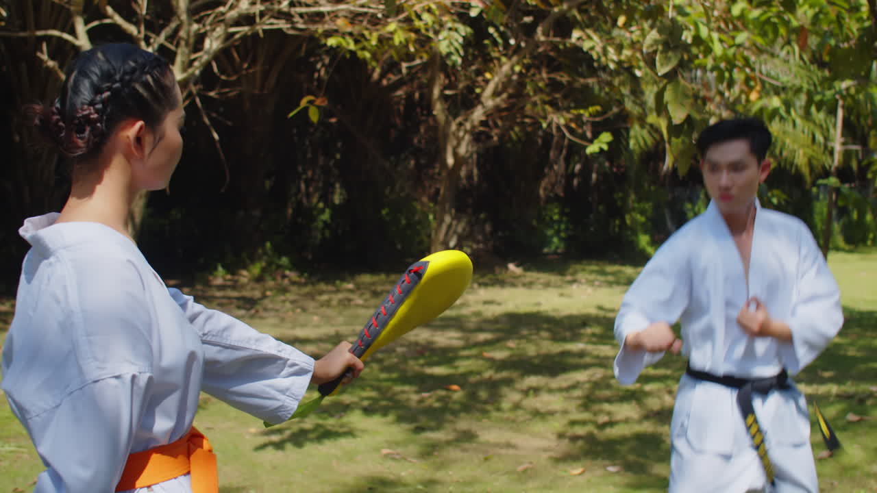 V1-0018_2023.12.14 DI Trung Crossmedia People practising taekwondo01048980.mov