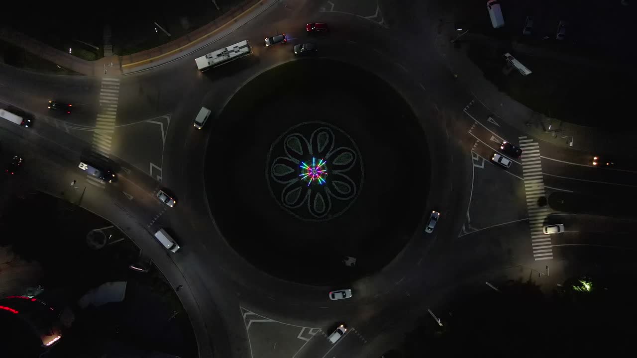 작은 유럽 도시 에서 밤 에 순환 자동차 와 함께 순환 도로 의 공중 시상 시간 간격