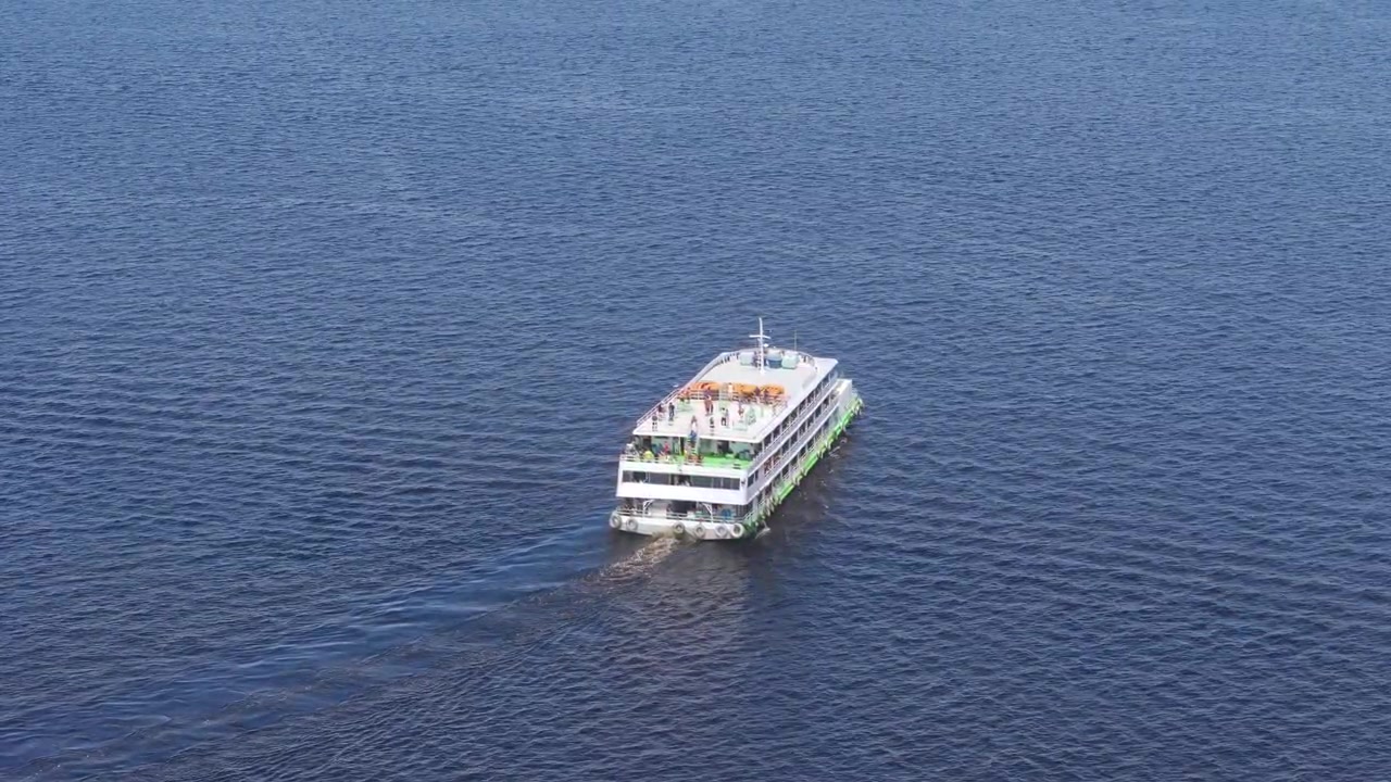Skib sejler på Rio Negro – Manaus mod Parintins.