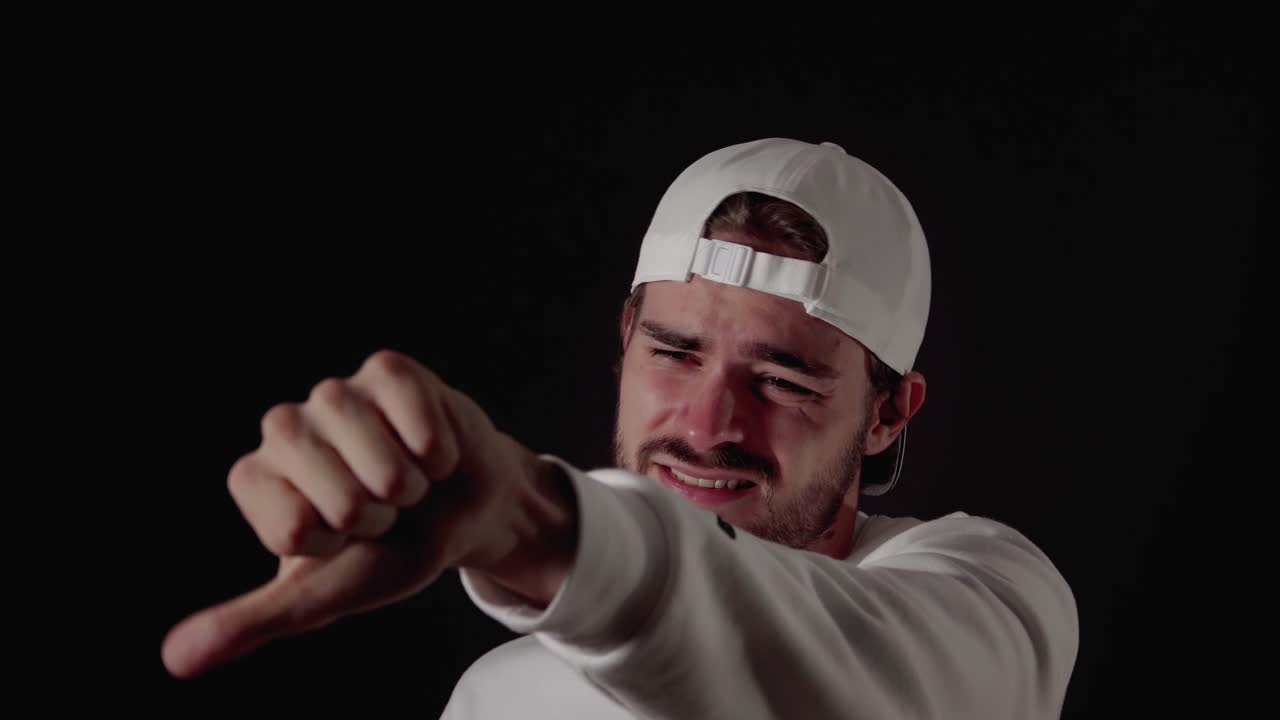 hombre de moda de los años 20 que no está seguro del gesto del pulgar hacia arriba y hacia abajo, cierre, fondo negro