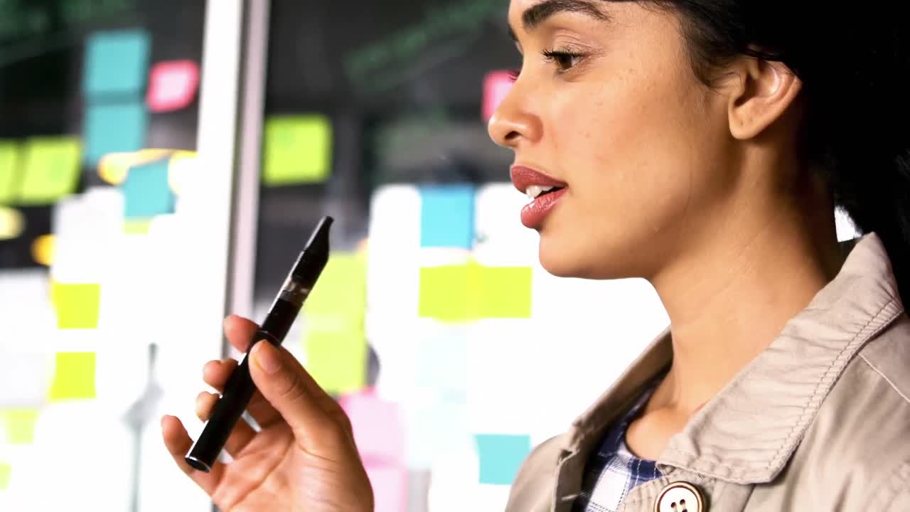 mujer ejecutiva fumando cigarrillo electrónico