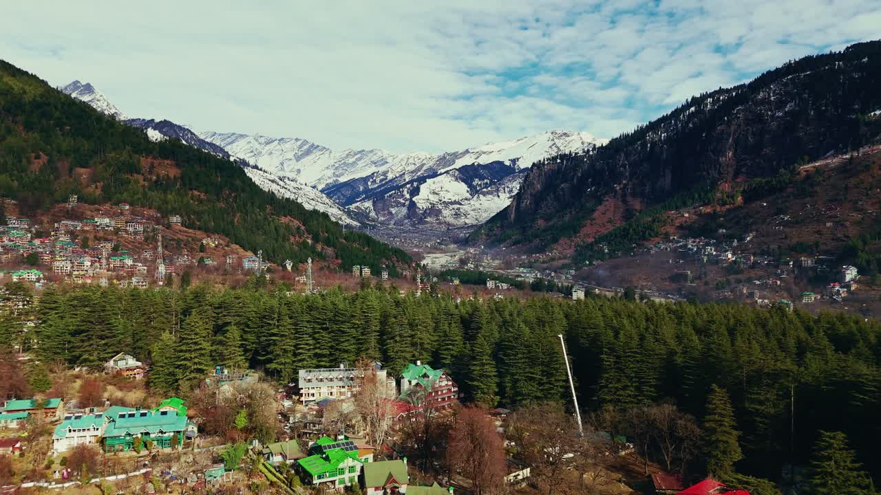 Piękny widok na Manali, gdzie urocze górskie miasteczko spokojnie spoczywa wśród majestatycznych szczytów Himalajów.