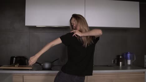 Das-Mädchen-Tanzt-Sinnlich-In-Der-Küche-Mit-Modernem-Loft-Interieur