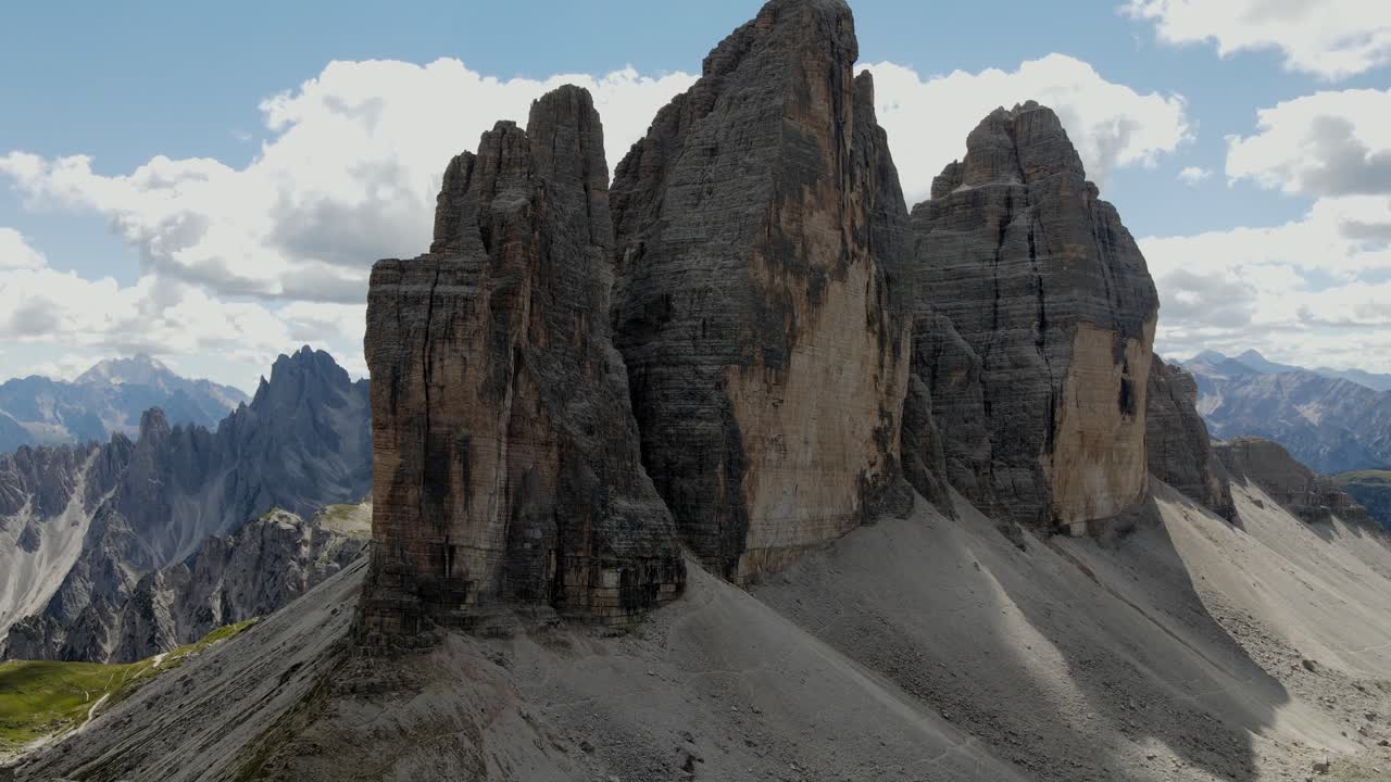 Vues aériennes des Tre Cime di Lavaredo dans les Dolomites italiennes.