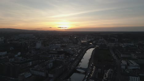 Fluss-Liffey-–-Während-Der-Atemberaubenden-Farben-Des-Sonnenuntergangs-–-4K-Filmaufnahme-Mit-Drohne-–-Dublin-–-Irland