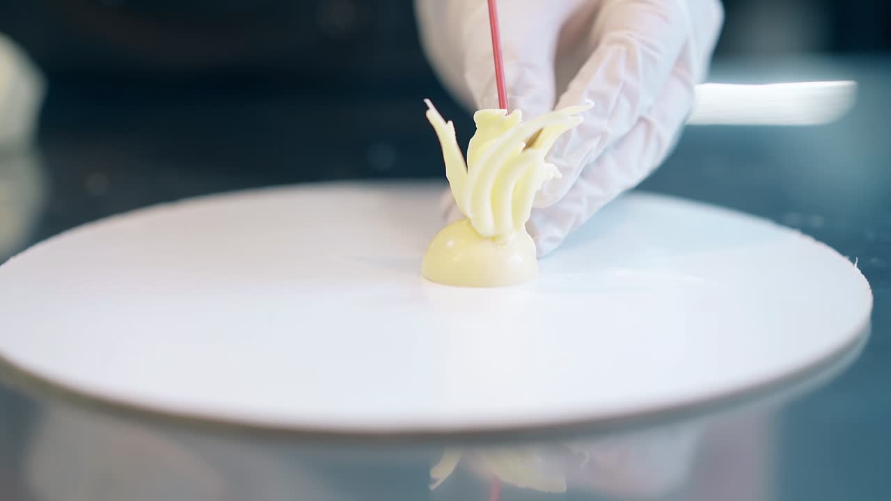 화이트 초콜릿 으로 만든 장식적 인 요소