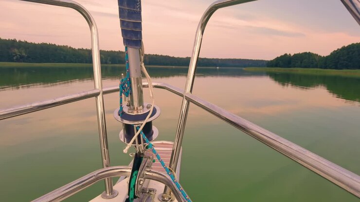 la barca a vela galleggia nel mare calmo all'alba