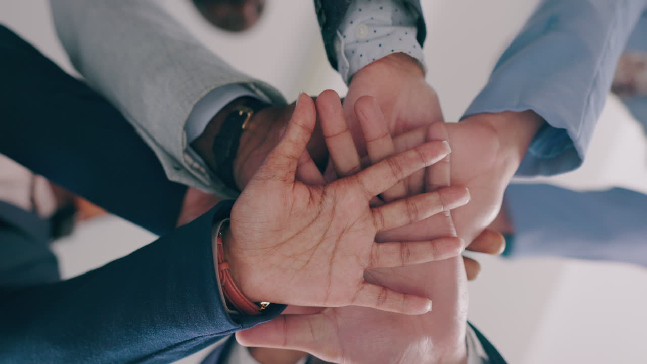 gente de negocios, manos juntas y trabajo en equipo