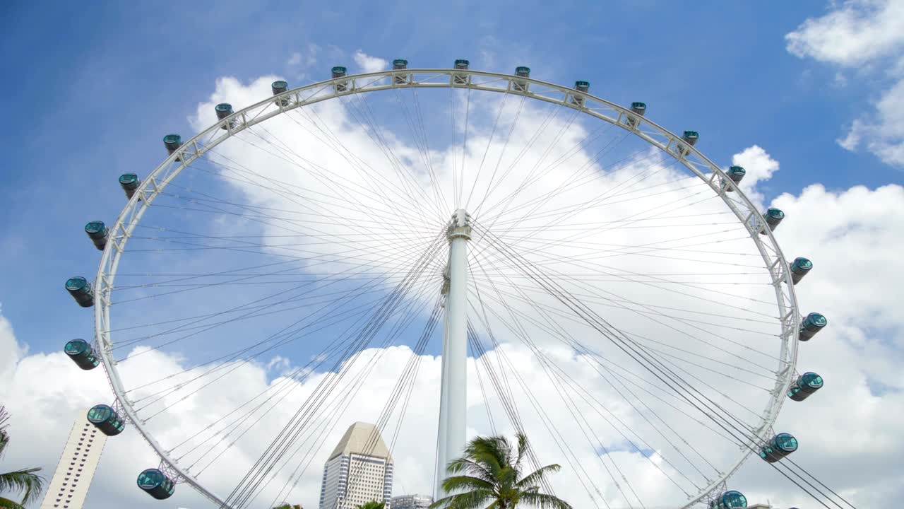 파란 하늘과 구름과 함께 싱가포르 플라이어의 타임 스