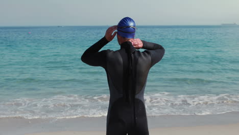 Rückansicht-Eines-Schwimmers,-Der-Sich-Am-Strand-Fertig-Macht