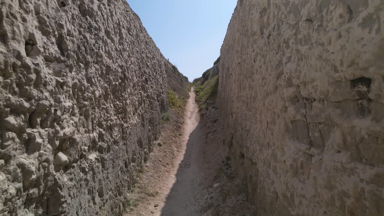 kingsgate bay erosionado estrecho acantilado de tiza pasaje costero formación revelan vista aérea a través de la costa
