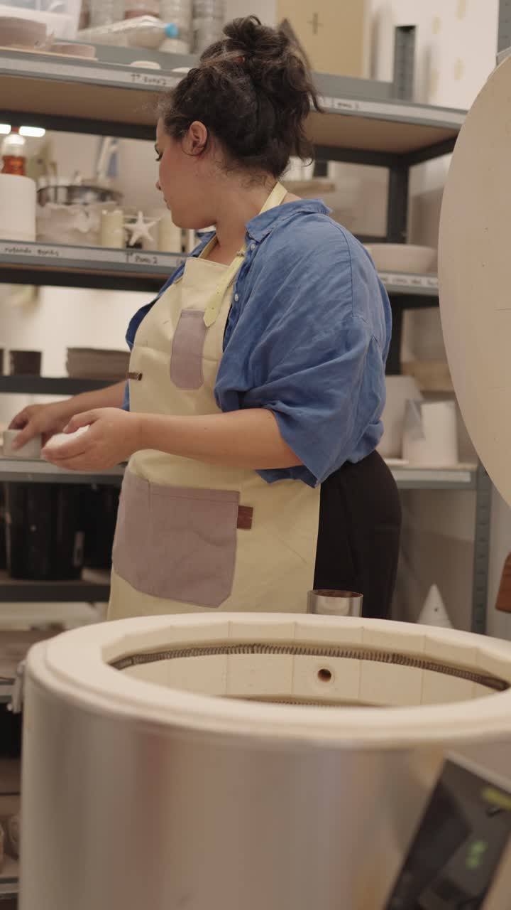 Artista che lavora l'argilla in un laboratorio di ceramica