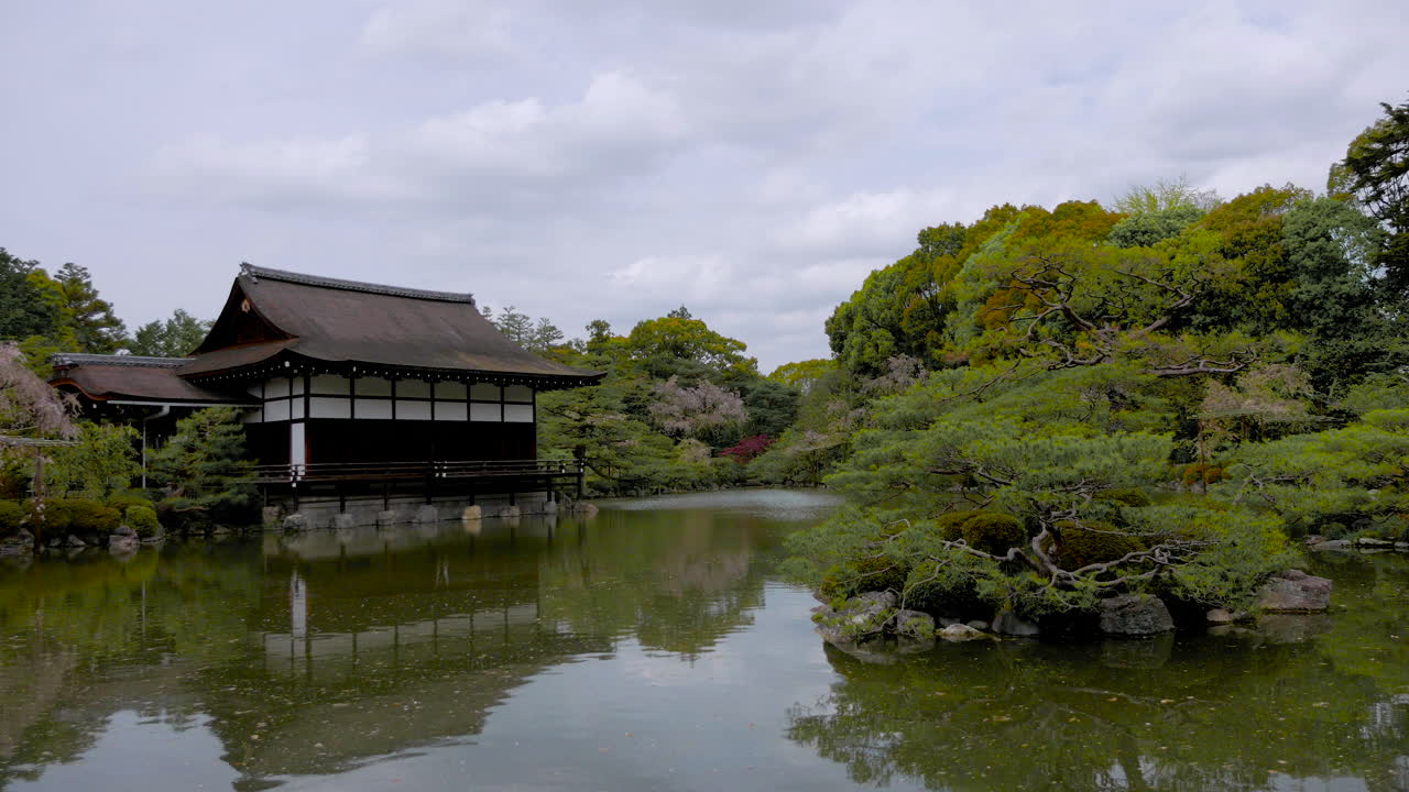jardín zen en un templo de kyoto - japón