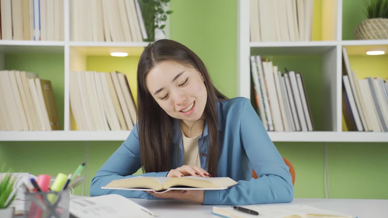 책을 읽는 행복한 아시아 십대 여학생의 초상화.