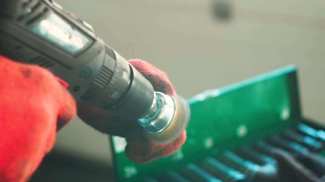 폴리싱 브러쉬를 가진 굴착기를 사용합니다.