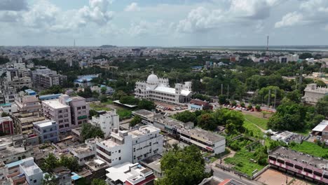 captura aérea de la ciudad de vijayawada donde el paisaje urbano se encuentra con la pacífica colina cubierta de verde en el fondo