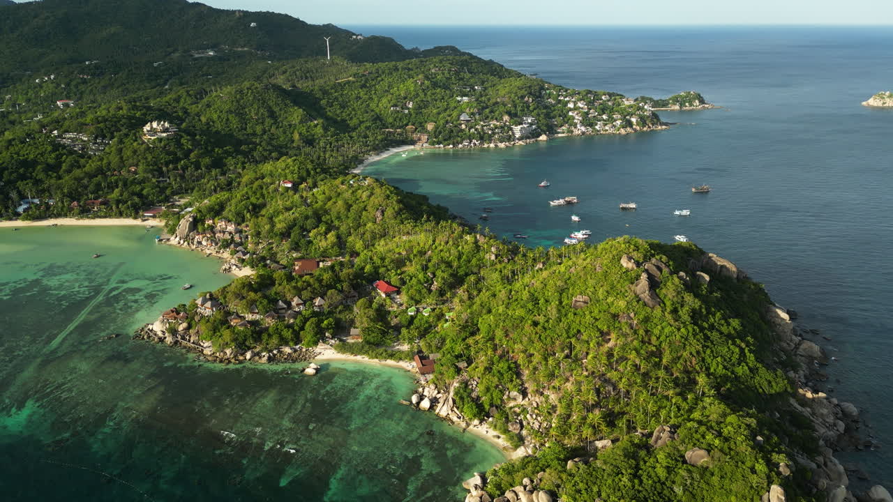 drone revelando la hermosa península sur de koh tao en la luz del sol perfecta