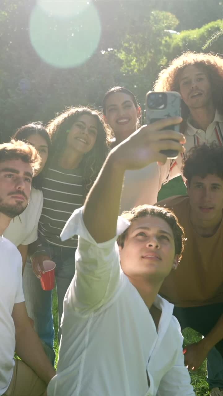 grupo de amigos tomando una selfie al aire libre