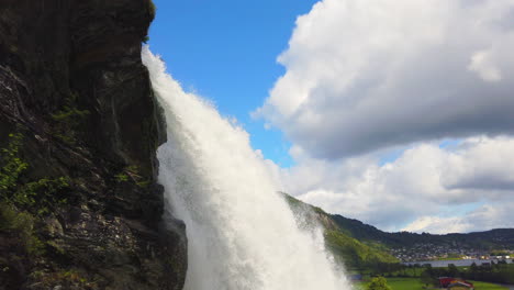 Hermoso:-Impresionante-Steinsdalsfossen-Cerca-De-Steine,-Noruega-Inclinado-Hacia-Abajo,-Soleado,-4k-Prorezhq